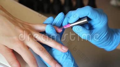 美容师为客户做指甲和油漆指甲。 美容院美甲护理